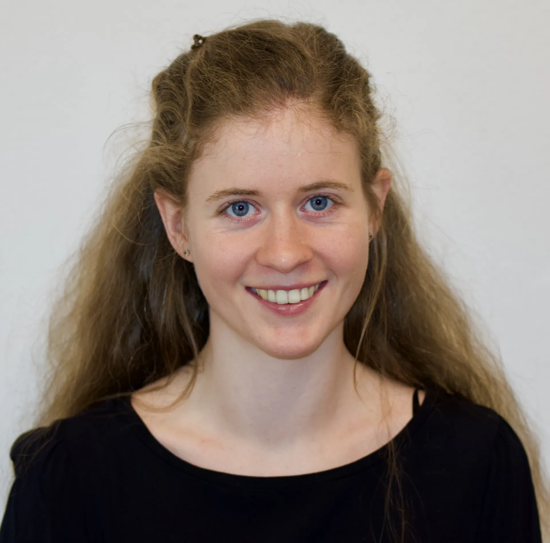 Carolin Gold Passphoto Cropped.jpg